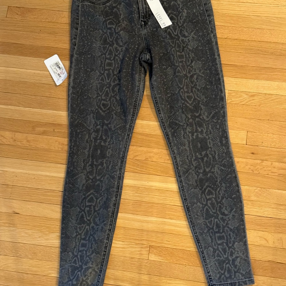 Level 98 Janice ultra skinny jeans size 29.